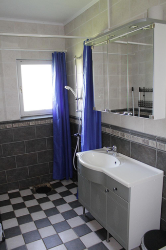 Bathroom 2, Liljeholmen Herrgard Hostel, Kinda