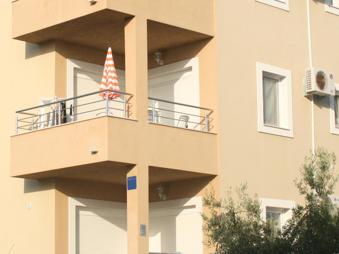 Others 5, Apartments Kristina, Milna