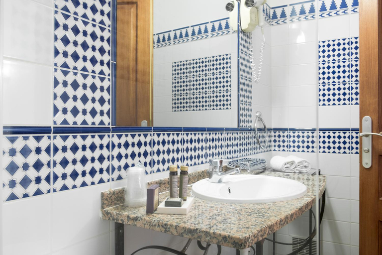 Bathroom, Le Lido, Corse-du-Sud