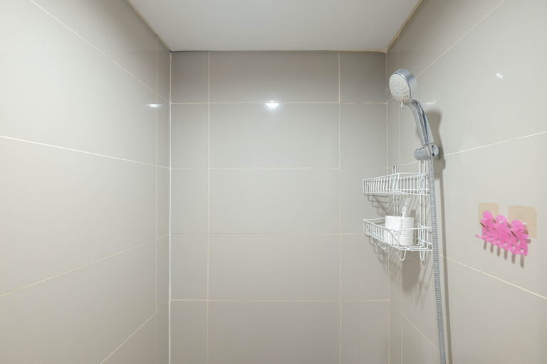 Bathroom 5, Simple and Comfy Studio Apartment Kebayoran Icon by Travelio, South Jakarta