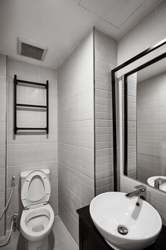 Bathroom 2, Livinn91 Hotel, Phra Nakhon