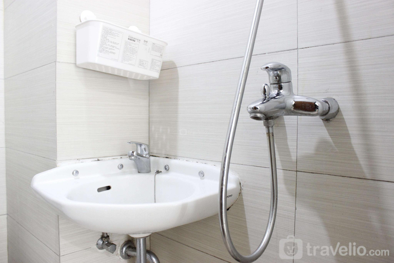 Bathroom 4, Scenic Studio Apt at Gateway Pasteur By Travelio, Bandung