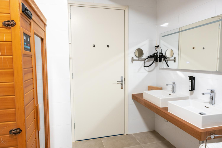 Bathroom 4, Hotel Mastbosch Breda, Breda
