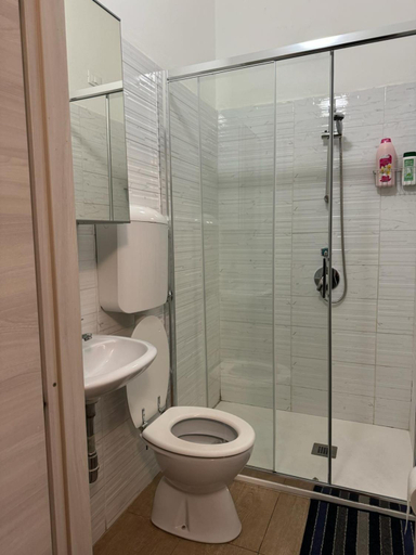 Bathroom 2, Crown Guest House, Pisa