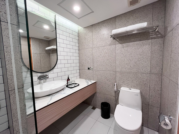 Bathroom 13