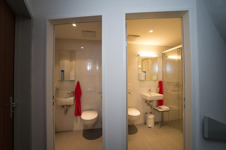 Bathroom 3, Chesa Quadrella Zimmer mit Kochecke inklusive Bergbahnen im Sommer-ausser Studio, Maloja