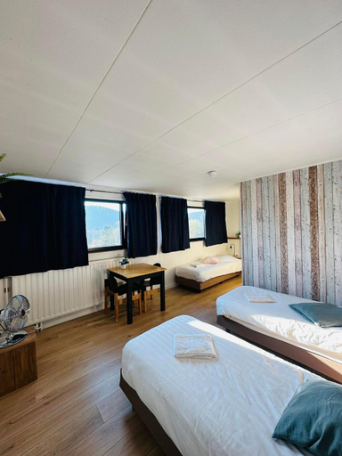Bedroom 2, Le Coffee Ride Cycling Cafe, Liège
