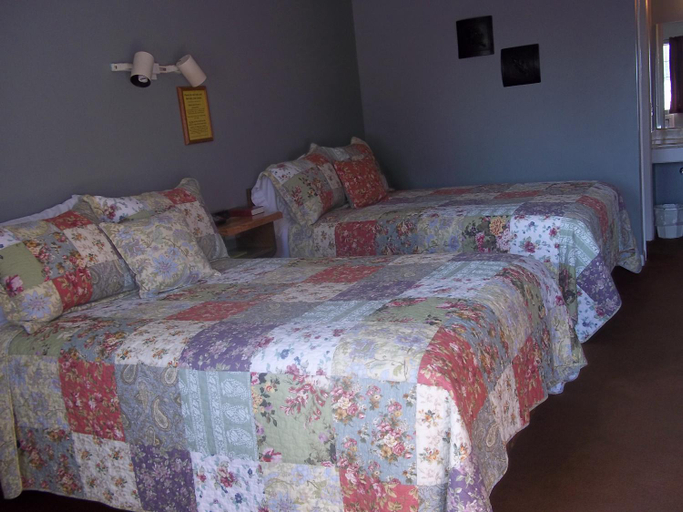 Bedroom 3, Bay Springs Country Inn & Marina, Cherokee