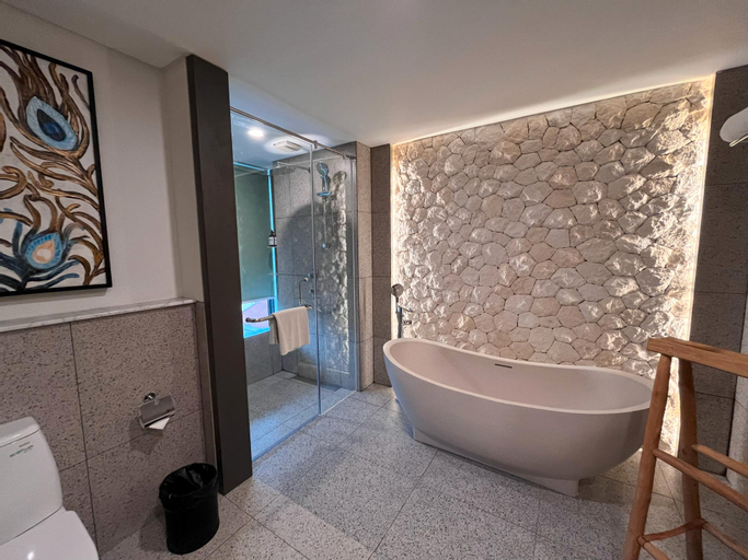 Bathroom 16