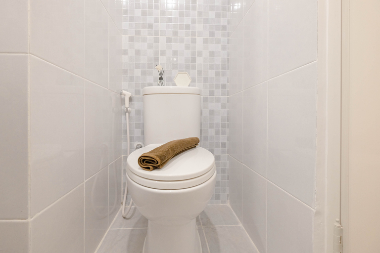 Bathroom 5, Homey and Cozy Studio Apartment at Tokyo Riverside PIK 2 By Travelio, Tangerang