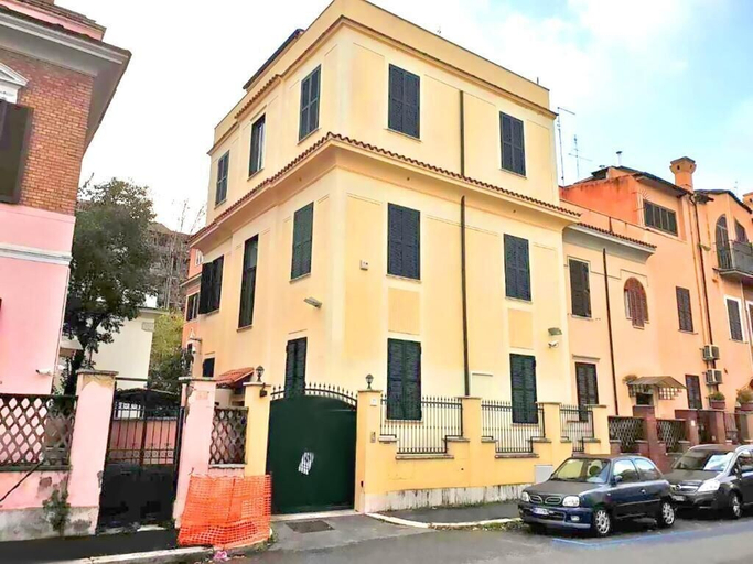 Exterior & Views 2, Villa Luzzatti Hostel, Rome