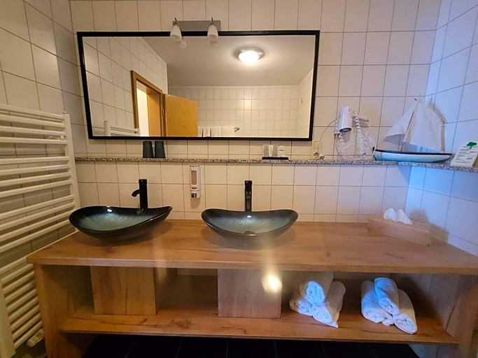 Bathroom 5, Aquarius, Aurich