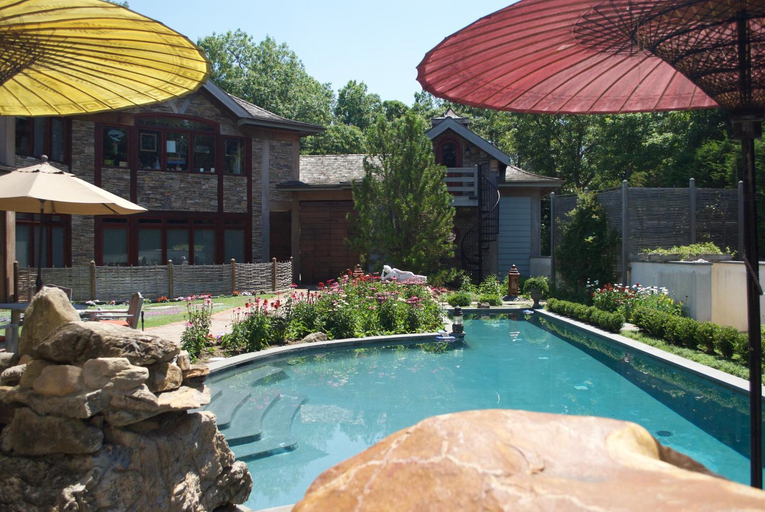 Sport & Beauty 2, East Hampton Art House Bed and Breakfast, Suffolk