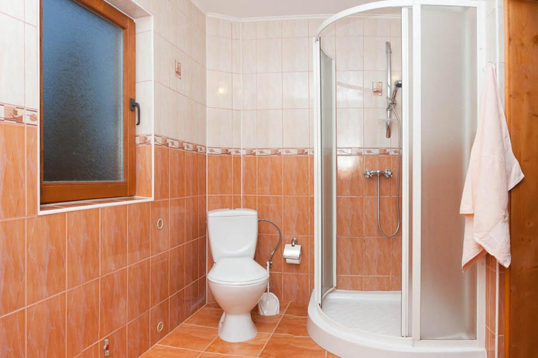 Bathroom 5, Новии Сезон, Velykobereznians'kyi