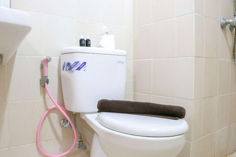 Bathroom 3, 2BR Simply at Parahyangan Residence By Travelio, Bandung