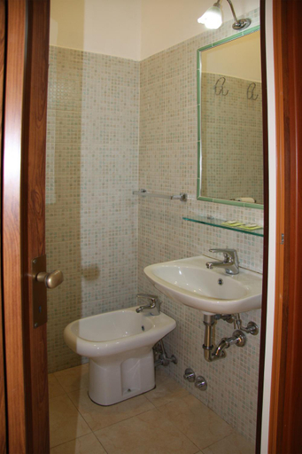 Bathroom 4, Adelchi, Milano