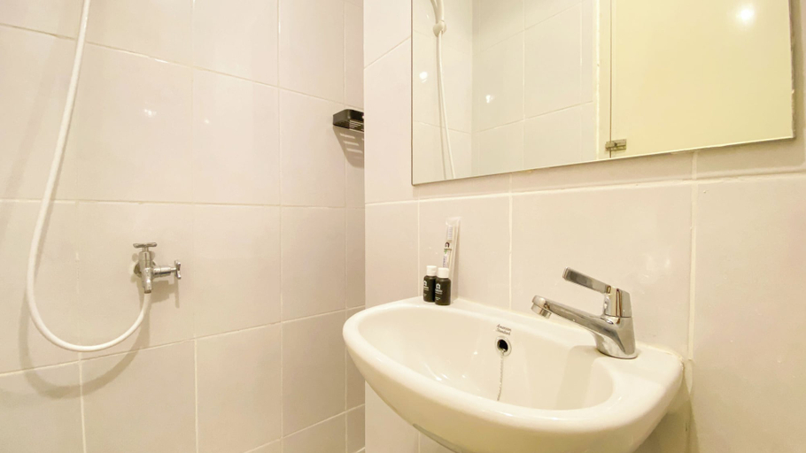 Bathroom 3, Modern Homey Studio At Tokyo Riverside Pik 2 Apartment, Tangerang