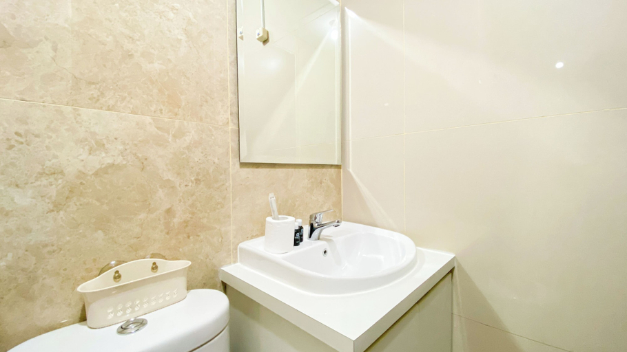 Bathroom 3, Best Value Studio Room Transpark Cibubur Apartment, Depok