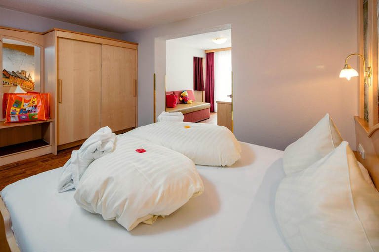 Bedroom 3, Kinderhotel Laderhof, Landeck