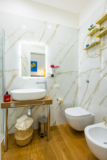 Bathroom 2, L'Angolo d'o core, Napoli