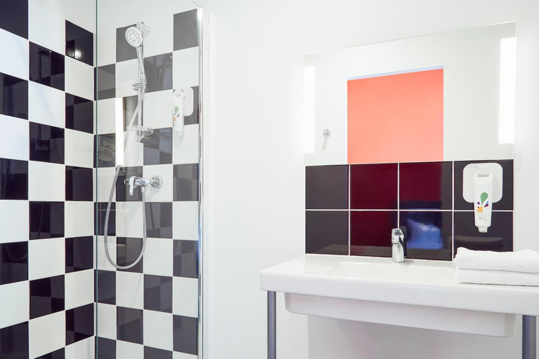 Bathroom 4, ibis Styles Marseille Vieux-Port, Bouches-du-Rhône
