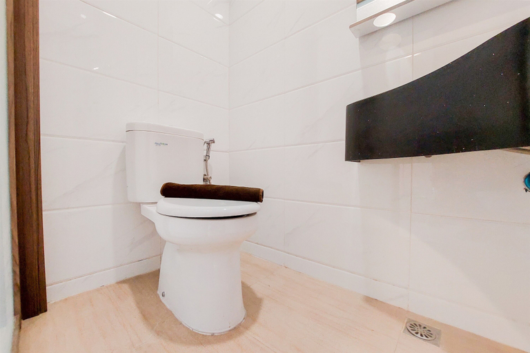 Bathroom 5, Well Design And Comfy Studio Sky House Bsd Apartment, Tangerang Selatan
