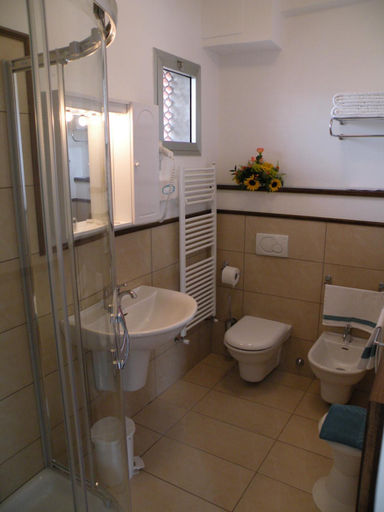 Bathroom 5, Piccadilly, Lucca