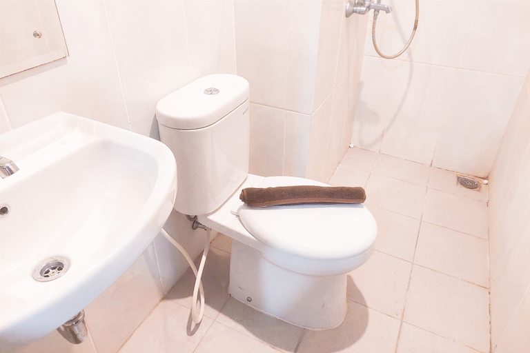 Bathroom 4, Comfy And Best Deal 2Br At Serpong Garden Apartment, Tangerang