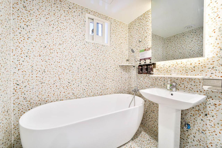 Bathroom 3, Hotel February Tongyeong Jukrim, Tongyeong