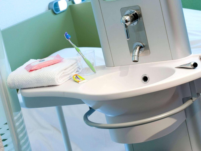 Bathroom 4, ibis budget Toulouse Airport, Haute-Garonne