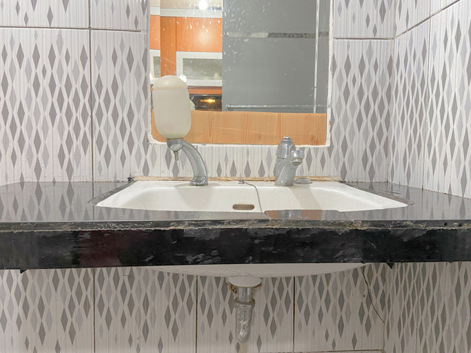 Bathroom 5, The Metropolitan Manor Studio Apartment At Parahyangan Residence, Bandung