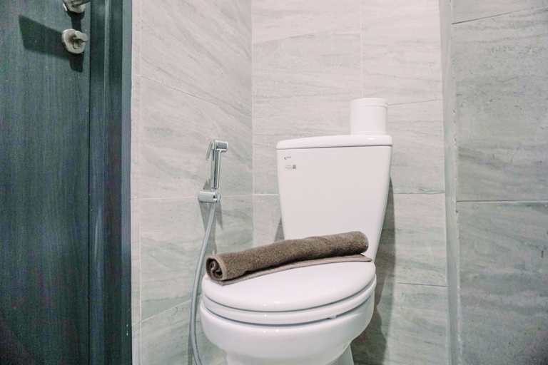 Bathroom 2, Comfort And Cozy Stay Studio Collins Boulevard Apartment, Tangerang