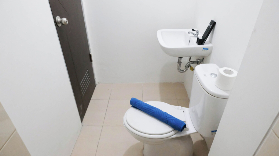 Bathroom 3, Cozy Stay Studio At Apartment Tamansari Prospero Sidoarjo, Sidoarjo
