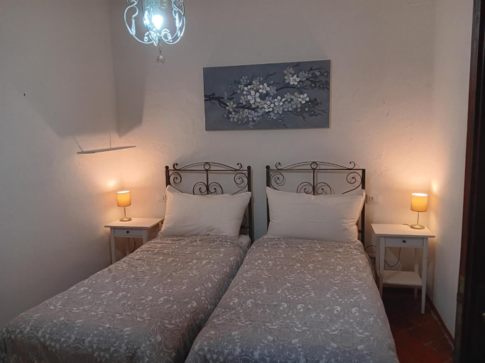 Bedroom 2, Monti Guesthouse, Massa Carrara