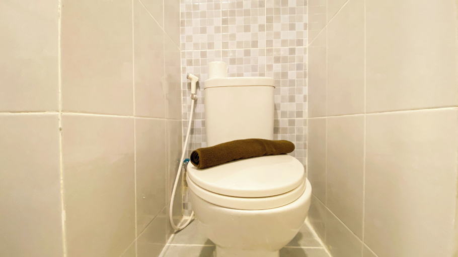 Bathroom 3, Modern And Tranquil Studio At Apartment Tokyo Riverside Pik 2, Tangerang