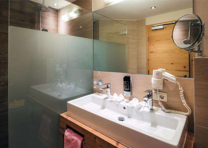 Bathroom 4, Kinderhotel Laderhof, Landeck