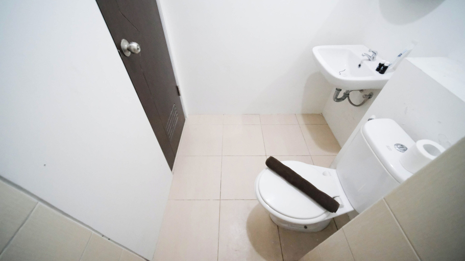 Bathroom 4, Homey And Compact 1Br At Tamansari Prospero Sidoarjo Apartment, Sidoarjo