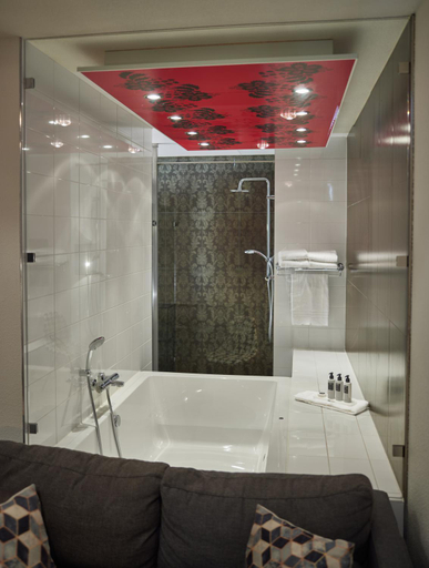 Bathroom 5, WestCord Fashion Hotel Amsterdam, Amsterdam