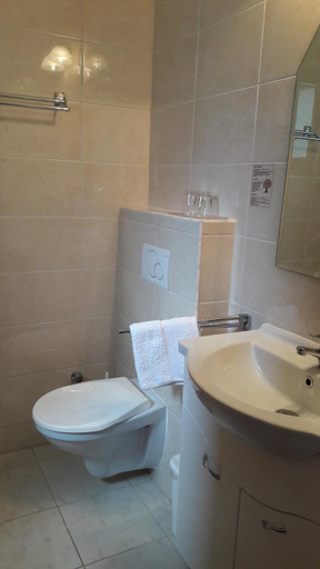 Bathroom 4, Beatrix Hotel, Budapesti