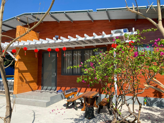 Exterior 3