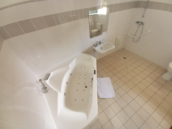 Bathroom 3, Logis Hotel & Restaurant du Chemin des Dames, Aisne