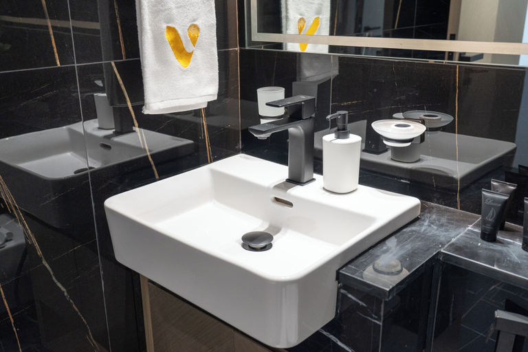 Bathroom 4, Vogue 7 mins Sky Dubai 3 mins Cirle Mall, Dubai