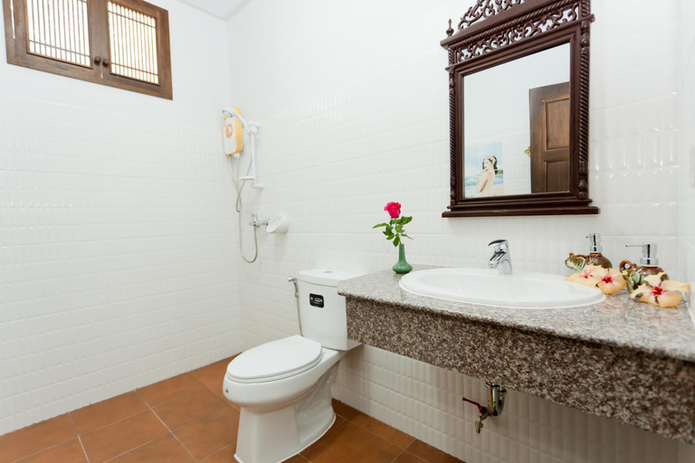 Bathroom 3, The Mouth Resort, Takua Pa