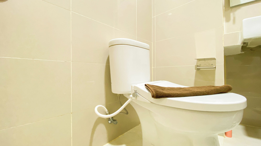 Bathroom 5, Simple And Spacious Studio Apartment At B Residence, South Tangerang