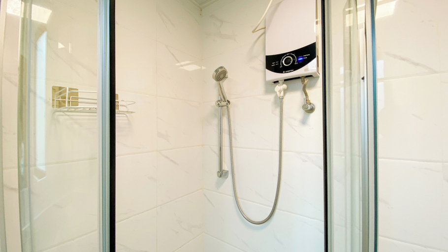 Bathroom 4, Luxury 2Br With Working Room At Sky House Bsd Apartment, South Tangerang