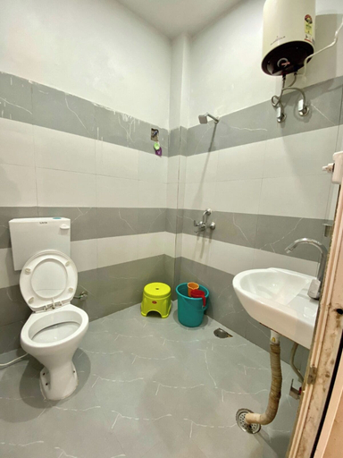 Bathroom, Butterfly Inn, Varanasi