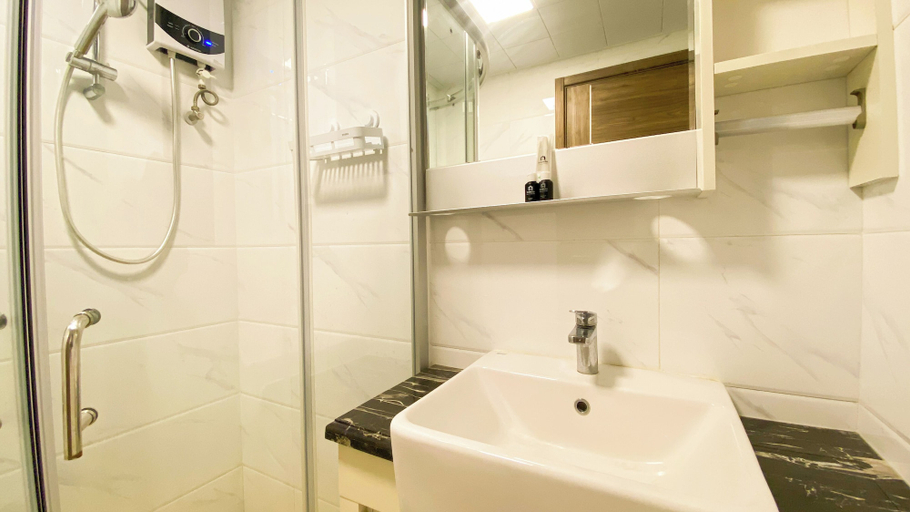 Bathroom 5, Comfort And Elegant 3Br Apartment Sky House Bsd, Tangerang Selatan