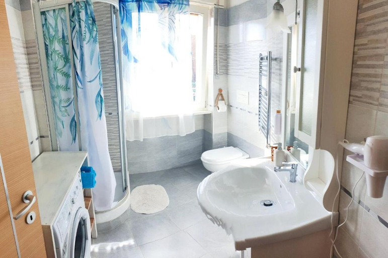 Shower, La seconda casa al mare, Rome