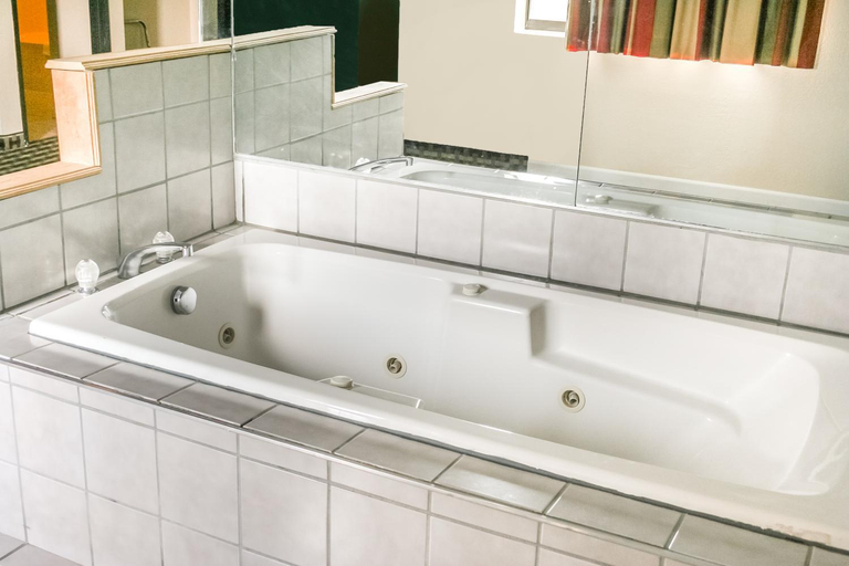 Hot tub 5, Hotel 7 Inn Vienna, Johnson