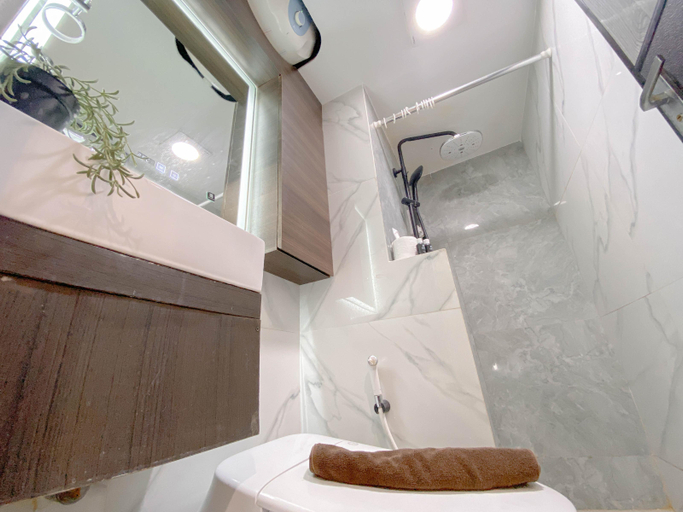 Bathroom 5, The Artisan Abode 2BR at Jarrdin Cihampelas Apartment By Travelio, Bandung